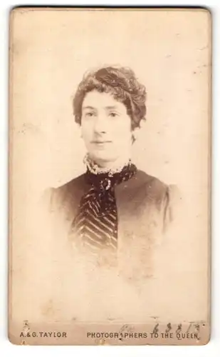Fotografie A. & G. Taylor, London, Portrait modisch gekleidete Dame mit Kragenbrosche