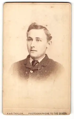 Fotografie A. & G. Taylor, London, Portrait charmanter Herr im Anzug mit Krawatte