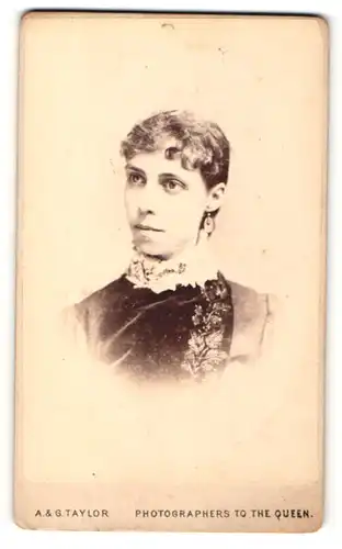 Fotografie A. & G. Taylor, London, Portrait junge Dame in hübscher Kleidung mit Ohrringen