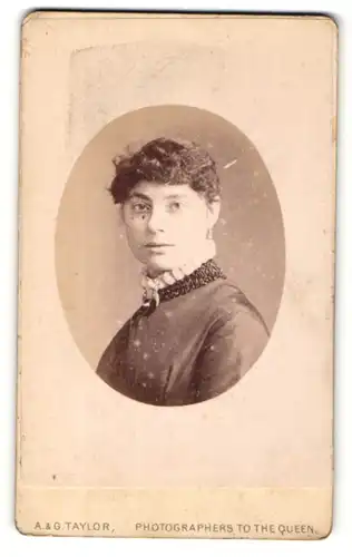 Fotografie A. & G. Taylor, London, Portrait junge Dame in hübscher Kleidung mit Ohrringen