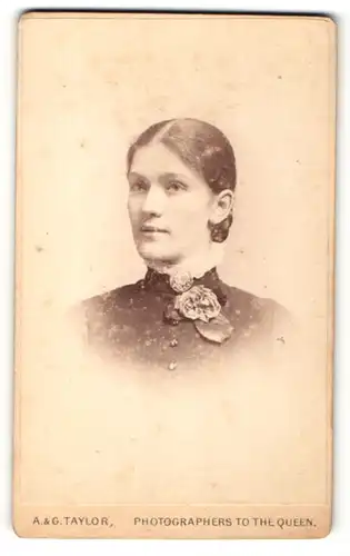 Fotografie A. & G. Taylor, London, Portrait bezauberndes Fräulein mit Brosche und Ansteckblume