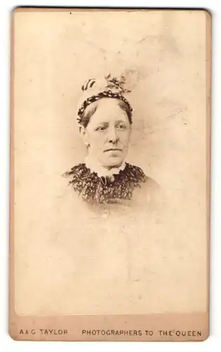 Fotografie A. & G. Taylor, London, Portrait betagte Dame mit Kopfbedeckung