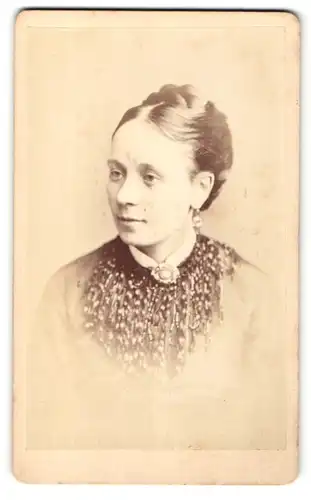 Fotografie F. Treble, Norwich, Portrait schönes Fräulein mit Flechtzopf