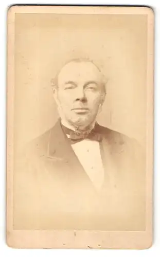 Fotografie F. Treble, Norwich, Portrait stattlicher Herr mit Kotelettenbart im Jackett