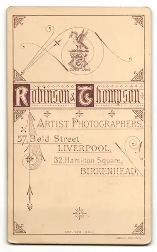 Fotografie Robinson & Thompson, Liverpool, Portrait junger Mann mit Scheitel und Oberlippenbart