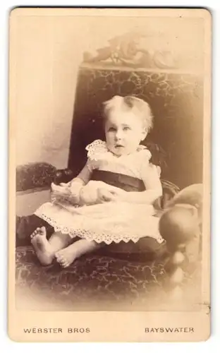 Fotografie Webster Bros', Bayswater, Portrait blondes süsses Mädchen mit Puppe