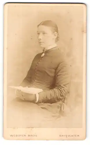 Fotografie Webster Bros', Bayswater, Portrait bezauberndes Fräulein mit Buch in den Händen