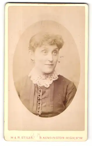 Fotografie H. & R. Stiles, London, Portrait freundlich blickende Frau mit besticktem Blusenkragen