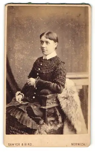 Fotografie Sawyer & Bird, Norwich, Portrait schöne junge Frau im gerüschten Kleid