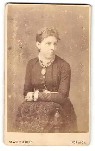 Fotografie Sawyer & Bird, Norwich, Portrait junge Schönheit mit Haarschleife