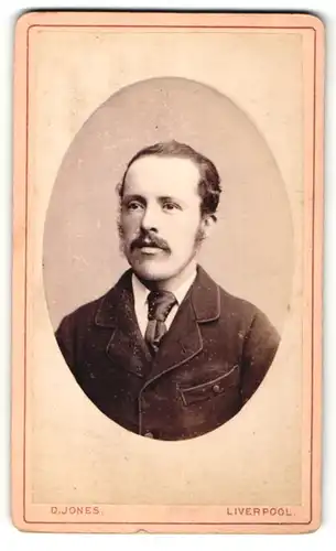 Fotografie Daniel Jones, Liverpool, Portrait stattlicher Herr mit Schnurrbart