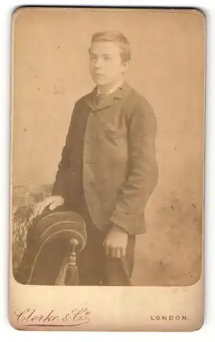 Fotografie Clerke & Co., London, Portrait niedlicher Bube im Anzug