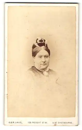 Fotografie G. & R. Lavis, Eastbourne, Portrait betagte Dame mit elegantem Kopfschmuck