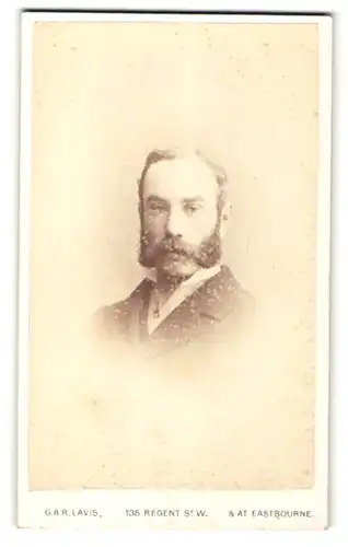 Fotografie G. & R. Lavis, Eastbourne, Portrait stattlicher Herr mit Kotelettenbart