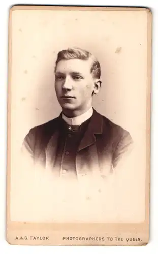 Fotografie A. & G. Taylor, London, Portrait Portrait blonder junger Mann im Anzug