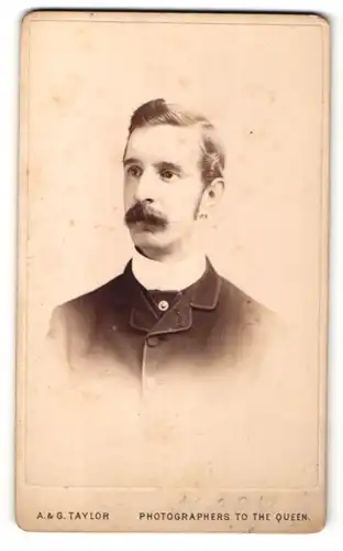 Fotografie A. & G. Taylor, London, Portrait stattlicher junger Mann mit Schnurrbart