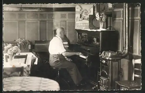 Foto-AK Altenstadt / Hessen, Georg Lips am Klavier im Gasthaus Lips