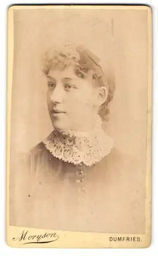 Fotografie Moryson, Dumfries, Portrait Fräulein mit zeitgenöss. Spitzekragen