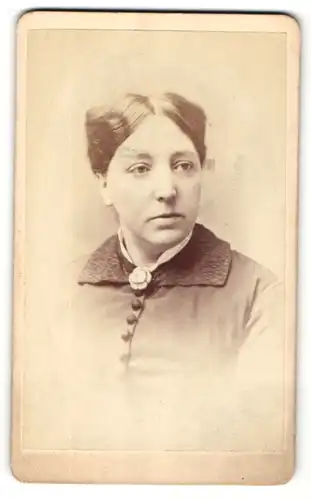 Fotografie F. Treble, Norwich, Portrait Dame mit zeitgenöss. Frisur