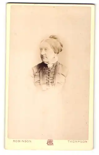 Fotografie Robinson & Thompson, Liverpool, Portrait ältere Dame mit zeitgenöss. Frisur