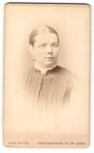 Fotografie A. & G. Taylor, Birmingham, Portrait bürgerliche Dame mit zurückgebundenem Haar