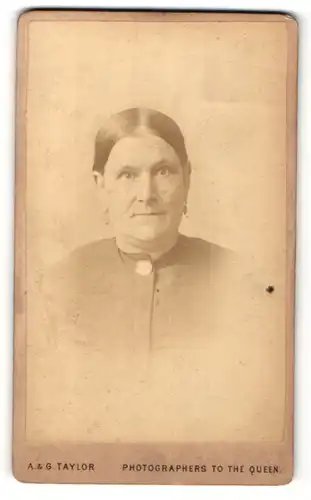 Fotografie A. & G. Taylor, Birmingham, Portrait ältere Dame mit zurückgebundenem Haar