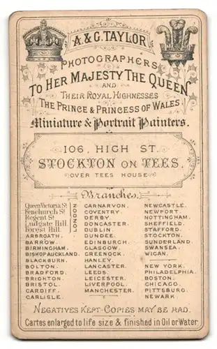 Fotografie A. & G. Taylor, Stockton-on-Tees, Portrait junge Dame in hübscher Kleidung mit Amulett