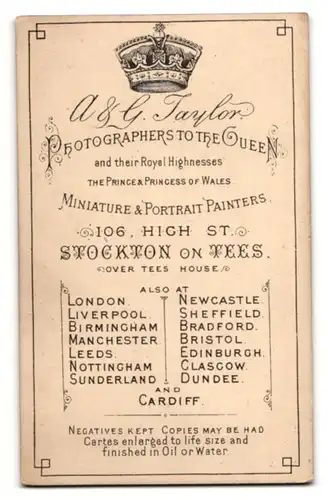 Fotografie A. & G. Taylor, Stockton-on-Tees, Portrait bürgerlicher Herr im Anzug mit Fliege und Bart