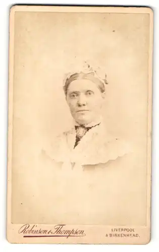 Fotografie Robinson & Thompson, Liverpool, Portrait ältere Dame in hübscher Kleidung mit Haube