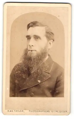 Fotografie A. & G. Taylor, Birmingham, Portrait charmanter Herr mit üppigem Vollbart