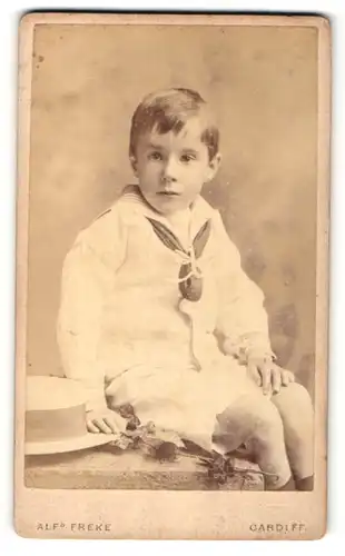 Fotografie Alf. Freke, Cardiff, Portrait niedlicher Bube im Matrosenanzug