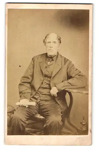 Fotografie H. J. Hughes, Carnarvon, Portrait stattlicher Herr im edlen Anzug