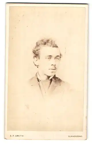 Fotografie A. F. Smith, Llandudno, Portrait hübscher junger Mann im Jackett