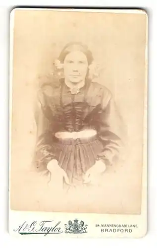 Fotografie A. & G. Taylor, Bradford, Portrait hübsche junge Frau im gerüschten Kleid