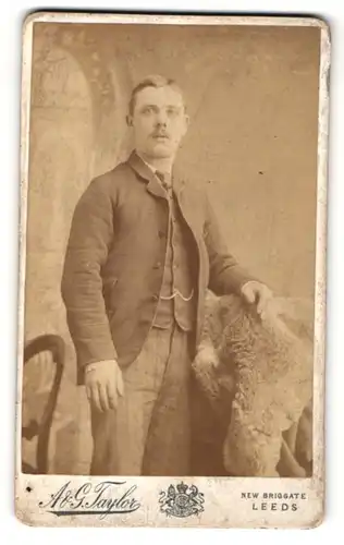 Fotografie A. & G. Taylor, Leeds, Portrait stattlicher junger Mann im Anzug