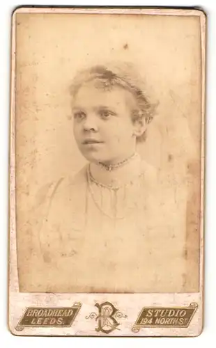 Fotografie R. Broadhead, Leeds, Portrait bezauberndes blondes Fräulein mit Stickerei am Kragen