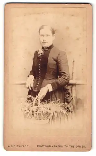 Fotografie A. & G. Taylor, Hanley, Portrait schönes Fräulein mit Ansteckblume