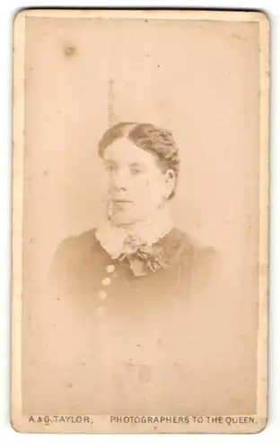 Fotografie A. & G. Taylor, Birmingham, Portrait schönes Fräuelin mit welligem Haar
