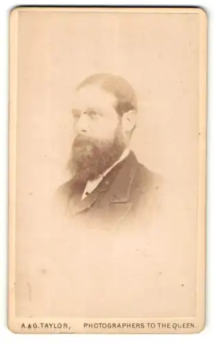 Fotografie A. & G. Taylor, Birmingham, Portrait stattlicher Herr mit Vollbart