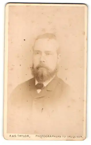 Fotografie A. & G. Taylor, Birmingham, Portrait stattlicher Herr mit Vollbart