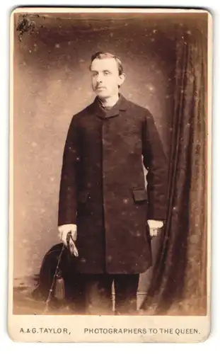 Fotografie A. & G. Taylor, Birmingham, Portrait stattlicher junger Mann im Mantel