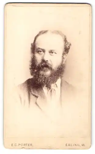 Fotografie E. C. Porter, Ealing W., Portrait Mann mit dunklem Bart