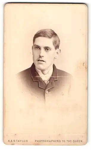 Fotografie A. & G. Taylor, London, Portrait Mann mit Seitenscheitel
