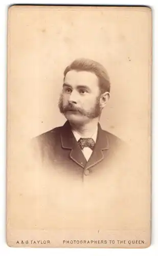 Fotografie A. & G. Taylor, London, Portrait Mann mit viel Haarwuchs