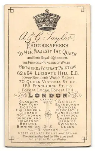 Fotografie A. & G. Taylor, London, Portrait Frau mit hellem Auge
