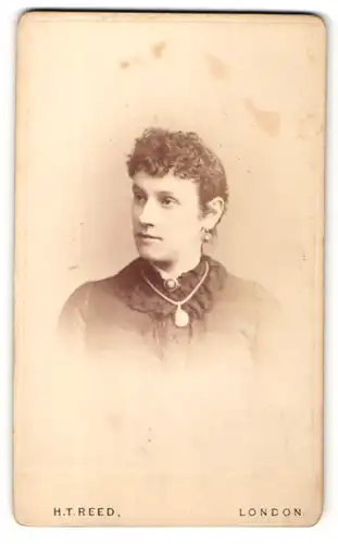 Fotografie H. T. Reed, London, Frau mit Perlenohrring