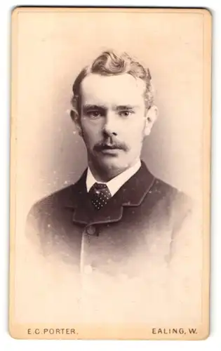 Fotografie E. C. Porter, Ealing W., Portrait Mann mit Welle im Haar