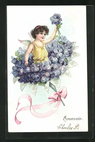 Präge-AK Engel grüsst aus einem Strauss blauer Blüten heraus, Souvenir