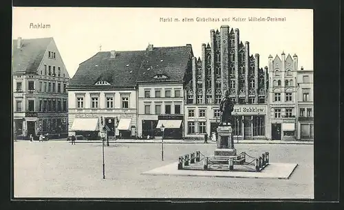 AK Anklam, Markt mit altem Giebelhaus und Kaiser Wilhelm-Denkmal