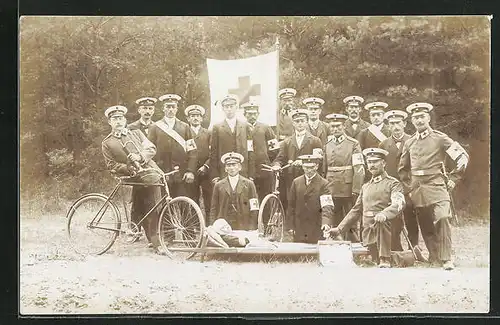 Foto-AK Soldaten in Uniformen mit Rotkreuzbinden und Fahrrädern